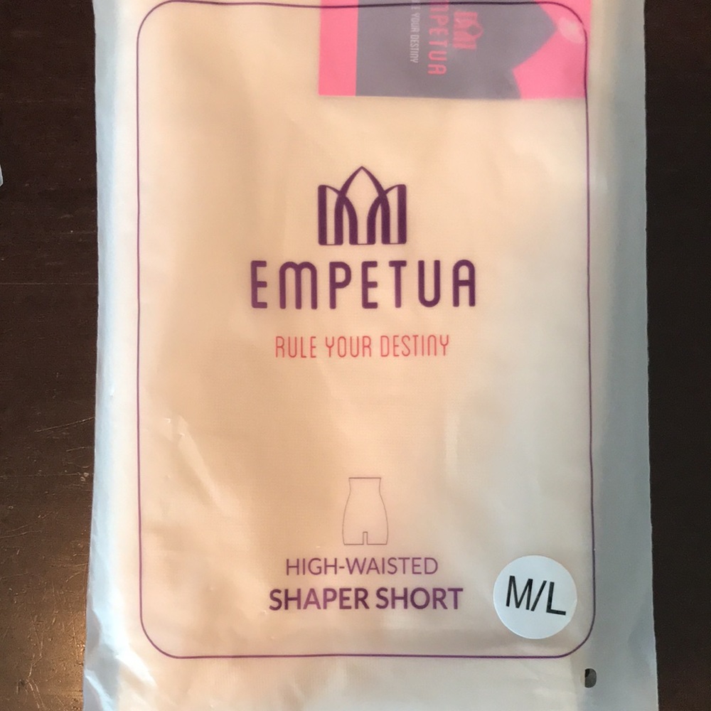 Empetua high-waisted shaper short size M/L color nude New in package